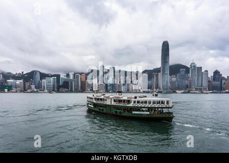 Hong Kong, Cina - 20 giugno 2017:un traghetto Star attraversa il porto Victoria tra il molo di Kowloon e centrale nella isola di Hong Kong in un giorno nuvoloso. th Foto Stock