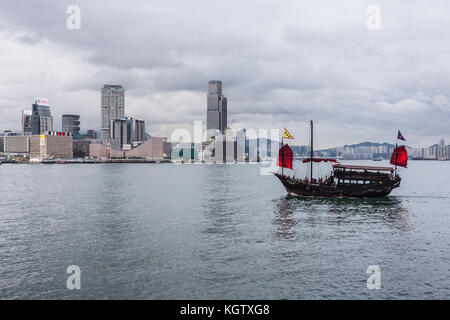 Hong Kong, Cina - 18 giugno 2017: di una tradizionale Giunca Cinese nave da crociera turistica di trasporto attraverso il porto di victorial in Hong kong. è in barca a vela Foto Stock