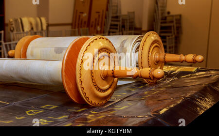 Il vecchio rotolo di Torah prenota close up dettaglio ebrei torah Foto Stock