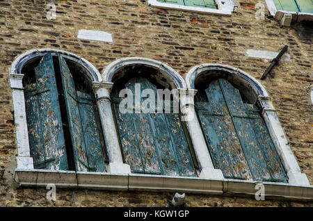 Veneziane in uno stato disastroso di decadimento Foto Stock