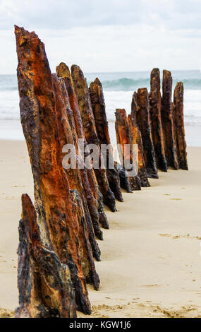 Rusty resti di una struttura di navi su una spiaggia deserta Foto Stock