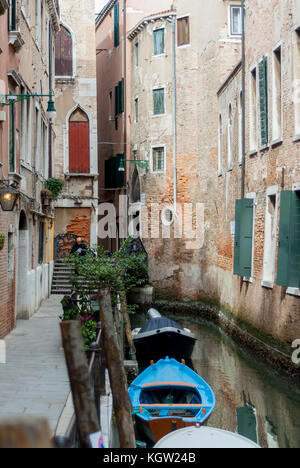 VENEZIA-MARZO 7 : veduta di una tipica strada di Venezia (calle),con canale e barche,Venezia,Italia,il 7,2017 Marzo. Foto Stock