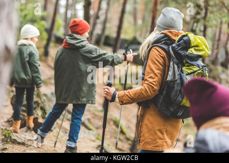 I genitori e i bambini il trekking nella foresta Foto Stock