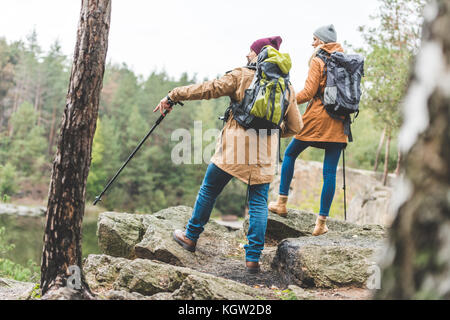 Accoppiare il trekking nella foresta Foto Stock