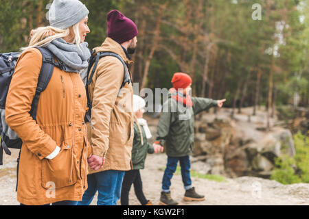 Famiglia in autunno park Foto Stock