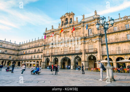 Città città di Salamanca con molte persone intorno, Castiglia e Leon, Spagna Foto Stock