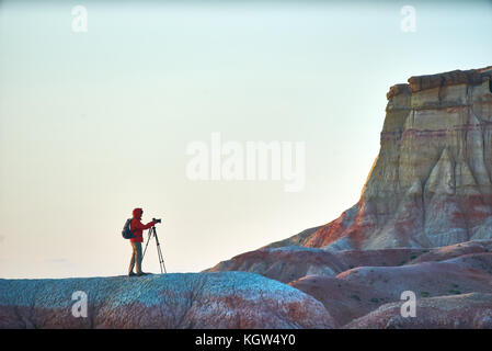 Una persona a scattare foto in mongolo colorati canyon. sky Foto Stock