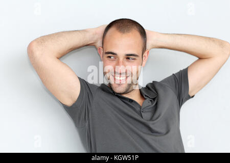 Ritratto di uomo rilassato appoggiato sulla parete Foto Stock