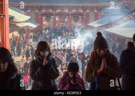 TOKYO, Giappone - Jan 10, 2015 La tradizione del massiccio servizio di preghiera durante la settimana di capodanno nel tempio di Sensoji, Asakusa, per fortuna in comin Foto Stock