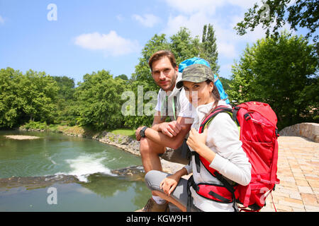 Ritratto di Allegro paio di escursionisti sul ponte Foto Stock