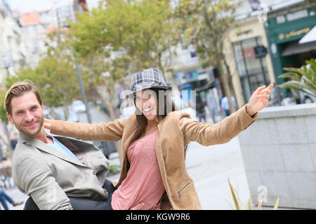 Allegro paio di amanti di divertimento in città Foto Stock