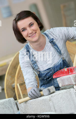 Giovane donna in muratura della scuola professionale Foto Stock