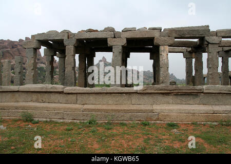 Stone pillared Struttura utilizzata come le bancarelle del mercato vicino tempio vjayavithala, hampi, Karnataka, India, Asia Foto Stock