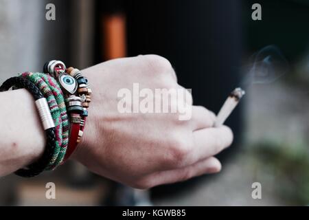 Piccolo spliff in man mano. fumare marijuana concetto. Foto Stock