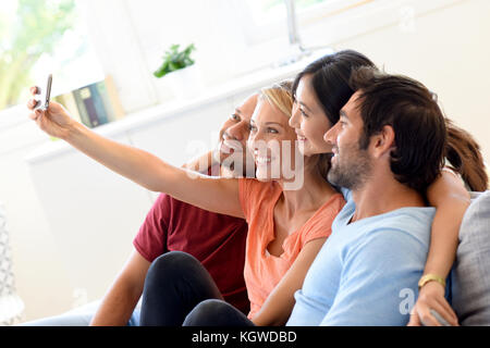 Gruppo di amici prendendo selfie foto con lo smartphone Foto Stock