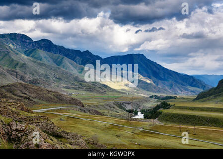 Vista sul fiume Chuya nelle montagne lungo Chuysky Trakt. Altai Repubblica, Siberia. La Russia Foto Stock