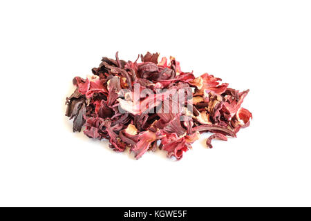 Pila di secchi fiori di melograno tè. Isolato su sfondo bianco il fuoco selettivo Foto Stock