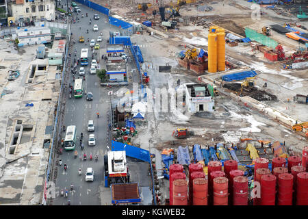 Ho chi minh city, Viet Nam, grandi opere presso il centro cittadino, la costruzione della linea della metropolitana per trasporto urbano infrastrutture, stazione ferroviaria da Alta Vista Foto Stock