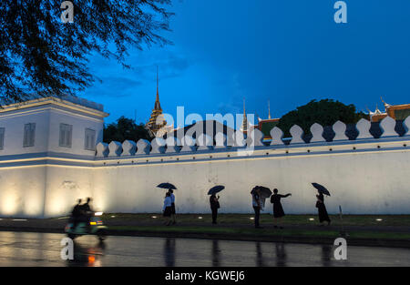 Persone in lutto si riuniscono per pagare gli aspetti al compianto Re Bhumibol Adulyadej, scomparso il 13 ottobre, 2016. Foto Stock