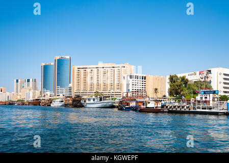 Dubai, Emirati arabi uniti - 26oct2017: il Deira Twin towers in Baniyas road come visto da Dubai Creek. Foto Stock