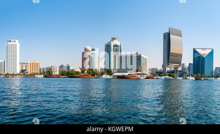 DUBAI, Emirati Arabi Uniti - 26Oct2017: l'Al Masraf Tower, Etisalat Tower e Emirates Tower entro il giorno lavorativo successivo in Baniyas Road come visto da Dubai Creek. Foto Stock