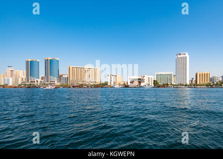 Dubai, Emirati arabi uniti - 26oct2017: il Deira Twin towers in Baniyas road come visto da Dubai Creek. Foto Stock