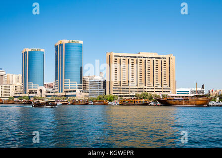 Dubai, Emirati arabi uniti - 26oct2017: il Deira Twin towers in Baniyas road come visto da Dubai Creek. Foto Stock