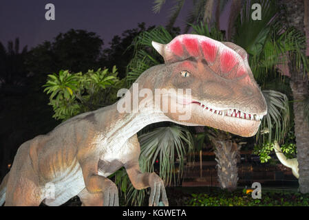 Dubai, Emirati arabi uniti - 28oct2017: modello di un dilophosaurus in dubai Dinosaur Park, un attrazione in zabeel park. Foto Stock