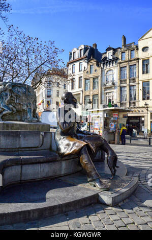 Statua di Charles Buls o karel buls, sindaco della città di Bruxelles nel corso del 1881-1899, al mercato di erba, agora piazza vicino alla Grand Place, Brussels, Belgio Foto Stock