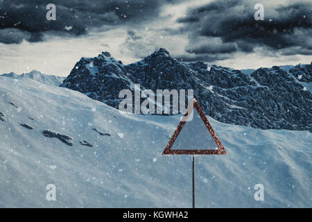 3D rendering del pericolo di valanghe segno di fronte coperta di neve montagne rocciose Foto Stock