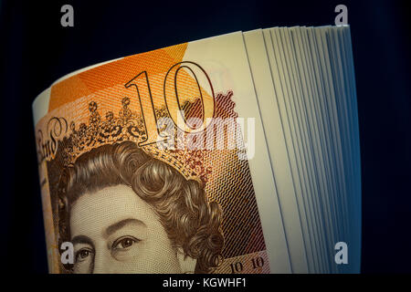 Rotolo di nuovo dieci Pound note. Foto Stock