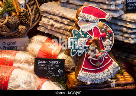 Tradizionale aachener stampate gingerbread in vendita presso l'annuale mercatino di natale di Aquisgrana, Germania Foto Stock