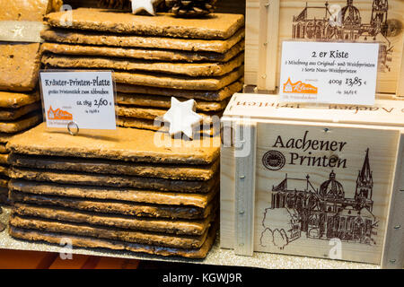 Tradizionale aachener stampate gingerbread in vendita presso l'annuale mercatino di natale di Aquisgrana, Germania Foto Stock