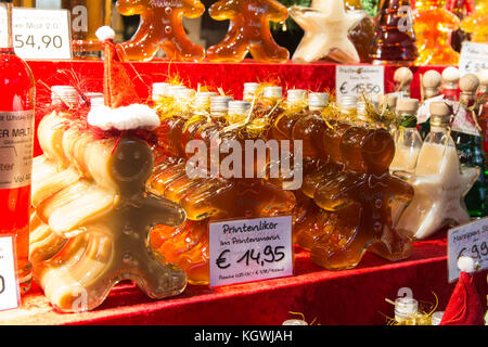 Bottiglie in forma di panpepato uomini presso il tradizionale mercatino di natale di Aquisgrana, Germania Foto Stock