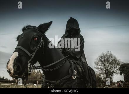 La figura con cappuccio a cavallo Foto Stock