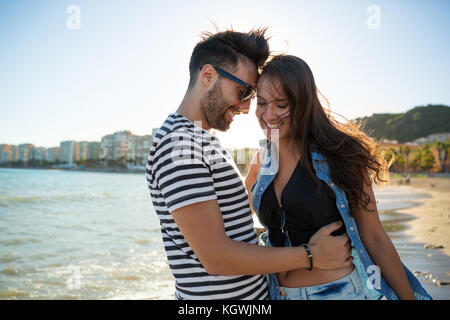 Ritratto di uomo felice abbracciando la sua ragazza fronte pendente sul suo capo Foto Stock