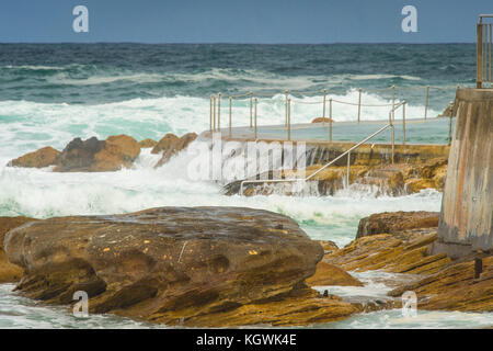 Big Surf condizioni a Bronte Beach rock pool di Sydney, NSW, Australia Foto Stock