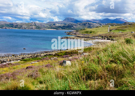 Loch Pecora e isola di pecora in Wester Ross, sulla costa ovest della Scozia e dell'Oceano Atlantico Foto Stock