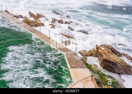 Big Surf condizioni a Bronte Beach rock pool di Sydney, NSW, Australia Foto Stock