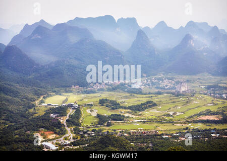 Formazioni carsiche paesaggio attorno Guilin su un nebbioso giorno. Questa zona è uno della Cina più popolari destinazioni turistiche. Foto Stock