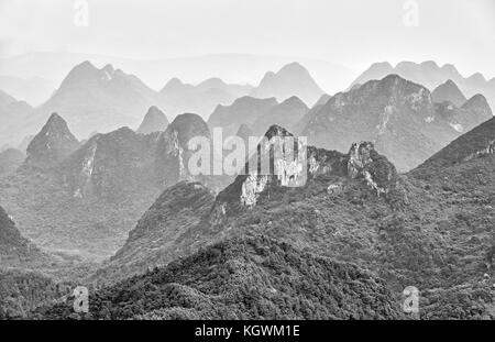 Immagine in bianco e nero di formazioni carsiche attorno Guilin su un nebbioso giorno. è uno della Cina più popolari destinazioni turistiche. Foto Stock