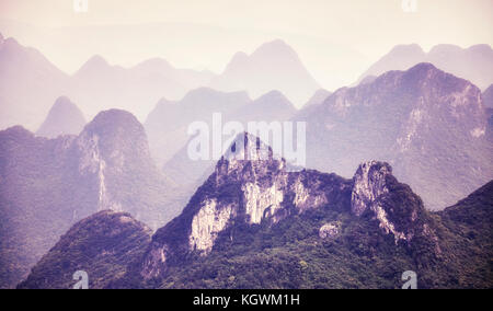 Vintage foto dai toni di formazioni carsiche attorno Guilin su un nebbioso giorno. è uno della Cina più popolari destinazioni turistiche. Foto Stock