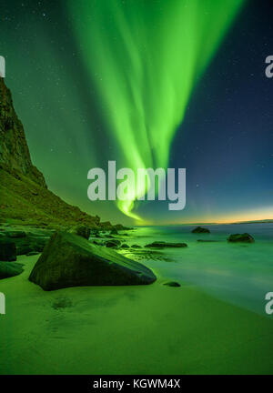 Spiaggia di Le isole Lofoten in Norvegia con luci del nord Foto Stock