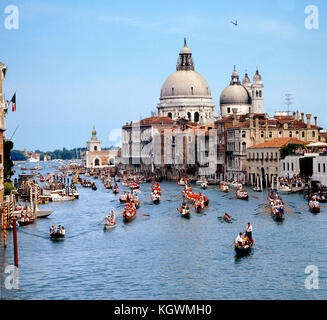 Settembre il carnevale sul Canal Grande di Venezia decorate con galleggianti e gondole Foto Stock