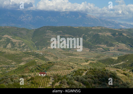 ALBANIA, Berat , le piccole aziende agricole in montagna / ALBANIEN, Berat, Landwirtschaft in den Bergen Foto Stock