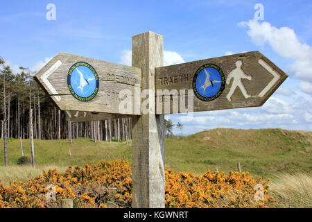 Isola di Anglesey sentiero costiero segno a Newborough Warren Foto Stock