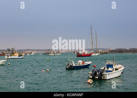 Barche da pesca nel porto di Sagres nel sud-ovest di capo d'Europa. La maggior parte sud-ovest della costa atlantica del Portogallo. Foto Stock