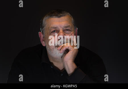 Nizza chiave di basso ritratto del barbuto caucasica uomo senior Foto Stock