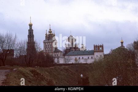 Vista a sud degli edifici della chiesa all'interno delle mura del convento di Novodevichy, a Mosca, Russia sovietica, URSS, novembre, 1973. da sinistra a destra si erge la torre campanaria della Chiesa dei Santi Barlaam e Josaphat, la Chiesa della Trasfigurazione, la Cattedrale di nostra Signora di Smolensk e il Refettorio con la Chiesa dell'assunzione. La cattedrale di nostra Signora di Smolensk è coperta da impalcature mentre è in fase di ristrutturazione. () Foto Stock