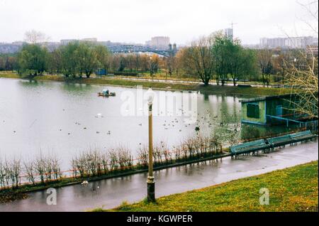 Vista dello stagno noto come lago dei cigni, presso il complesso del convento di Novodevichy a Mosca, Russia sovietica, URSS, novembre 1973. Sullo sfondo, il terzo ponte della circonvallazione è visibile sul telaio centrale superiore. () Foto Stock